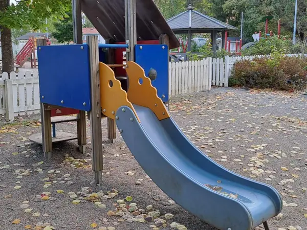 KOMPANin valmistama MOMENTS™-sarjan leikkikeskus liukumäellä.