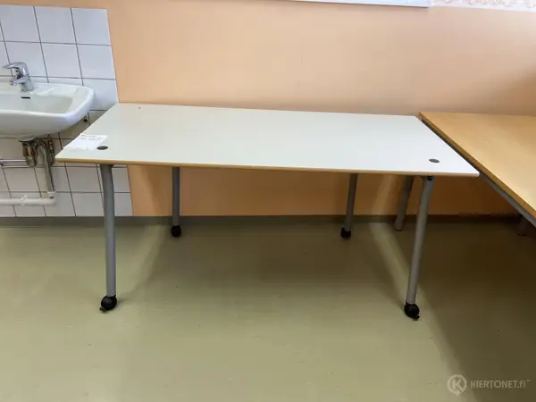 Pöytä pyörillä (nro 6) tila E2 Kuulokeskus 139