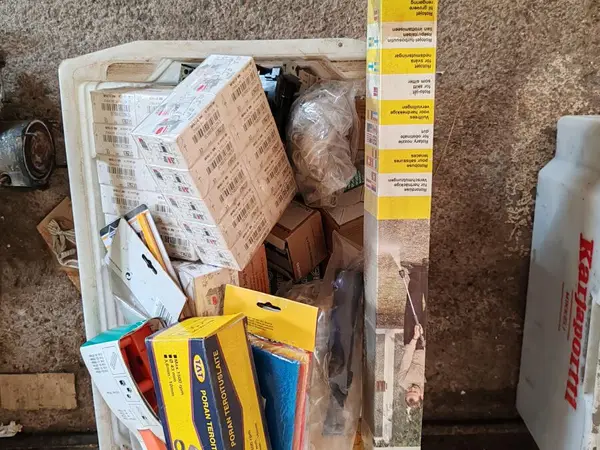 Sekalaisia työkaluja ja tarvikkeita. nro UV3 19