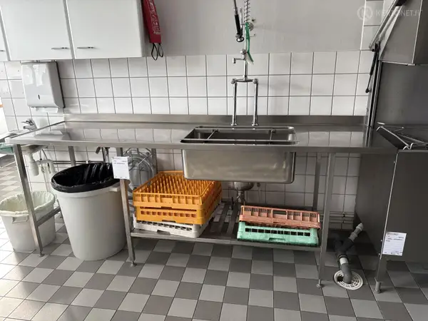 RST-ESIPESUPÖYTÄ (nro 70) tila 1 krs. Keittiö