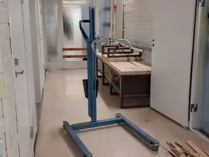 Manuaalinen henkilönostin.