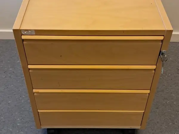 Laatikosto pyörillä (nro 126/48)
