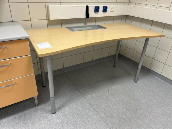 Pöytä (nro 214) tila E2 ortopedia 035