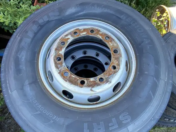 Vähän ajetut kuorma-auton kesärenkaat Volvo B10M -vantein