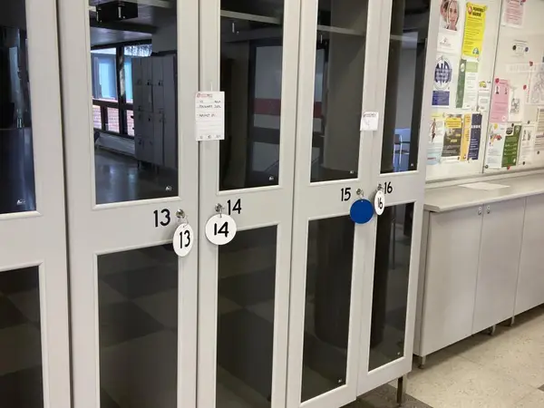 Pukukaapit 2 kpl (nro 42) tila E2 Aula Aula