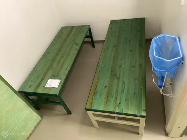 Vihreät penkit 2 kpl (nro 11) tila E1 Röntgen 116