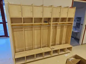 Lasten vaatenaulakko (nro 10) tila 1. Aula 1