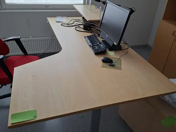 Iso sähköpöytä