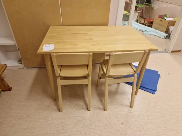 Pöytä ja lasten tuolit (nro 206) tila 1. Huone 23