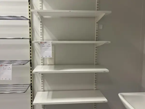 Hyllyt kiskoilla (nro 14) tila D1 Leikkaussalit 021