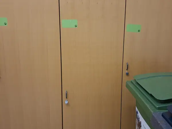 Vaatekaappi, Isku