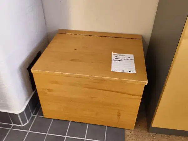 Pieni laatikko sisällöineen (nro 151) tila 1. Huone 18