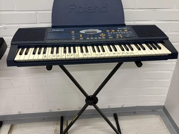 Roland EM-10 sähköpiano jalalla (nro 354) tila K1 K