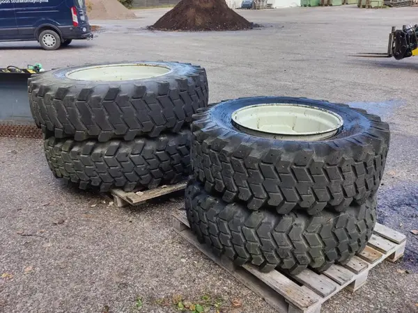 Traktorin renkaat ja vanteet