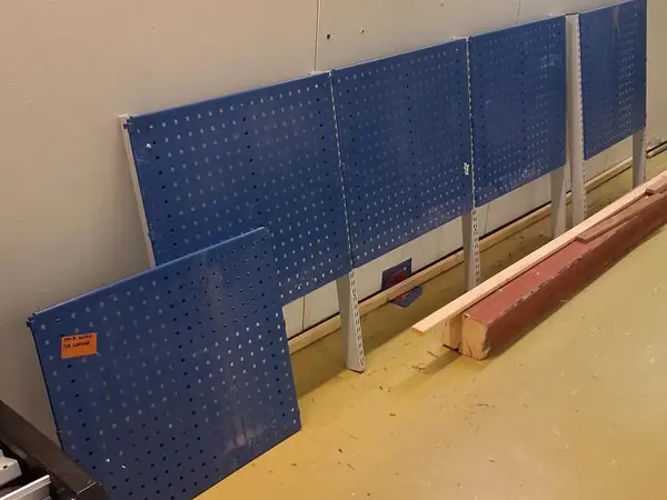 Työkalu seinät kiskoilla