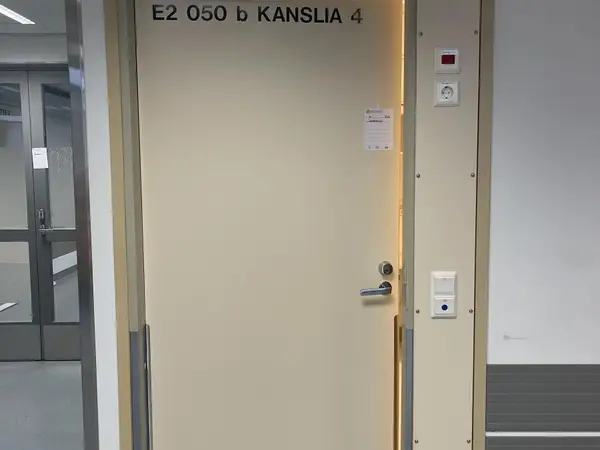 Äänieristysovi (nro 27) tila E2 ortopedia 050b