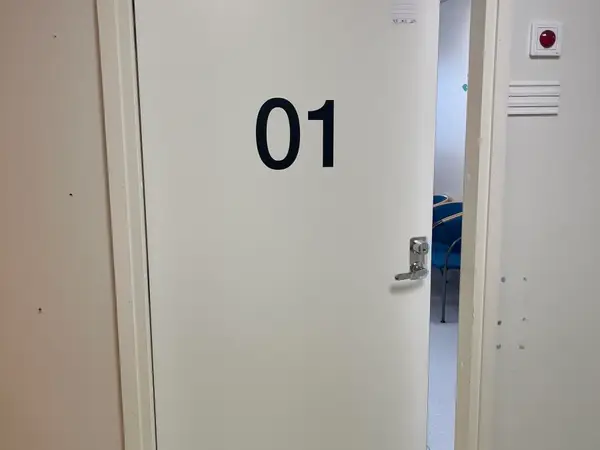 Ääntä eristävä puinen ovi (nro 40) tila D2 065