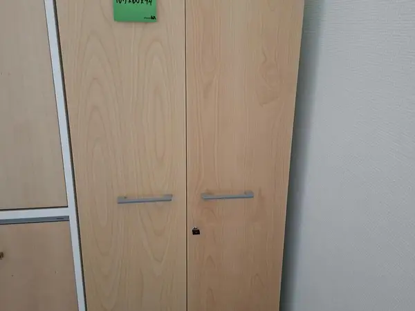 Lukittava Martela vaatekaappi