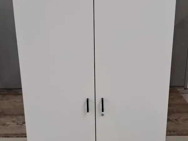 Hyllykaappi (nro 1367)