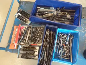Sekalaisia poranteriä ja kierretyökaluja