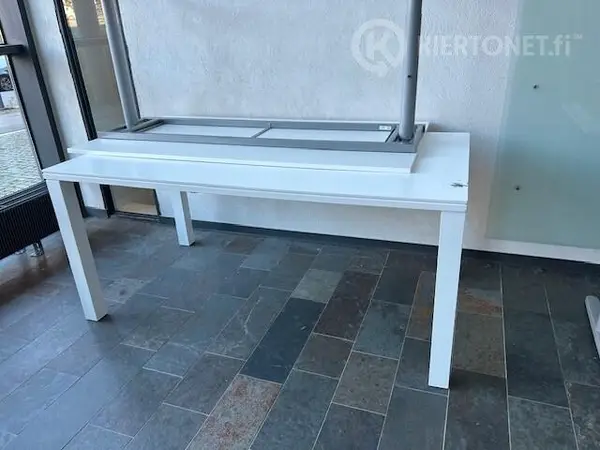 Valkoinen ruokapöytä