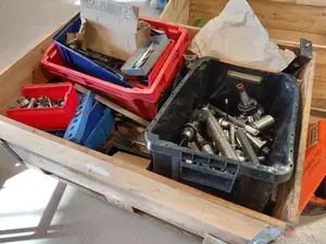 Sekalaisia metallintyöstö tarvikkeita yms.
