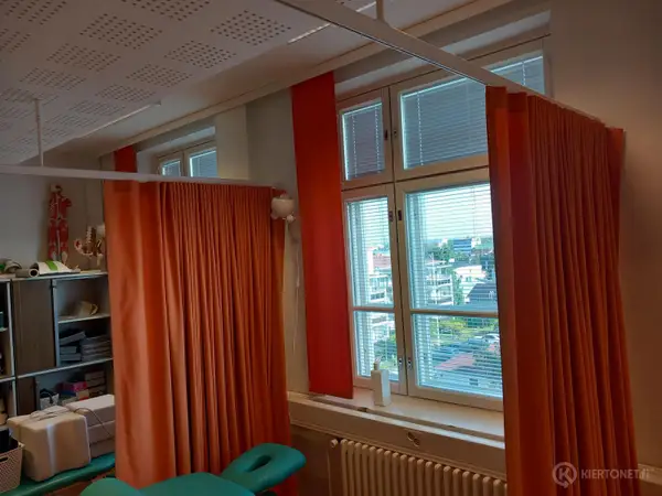 Tilanjakajaverhot kiskoineen (ostaja purkaa)