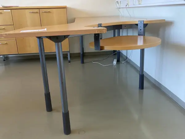 Kulmapöytä (nro 141) tila E2 Kuulokeskus 131