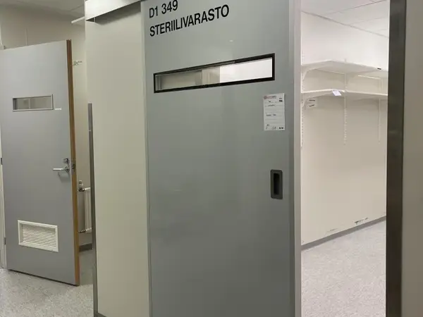 Liukuovi (nro 302) tila D1 Leikkaussalit 349