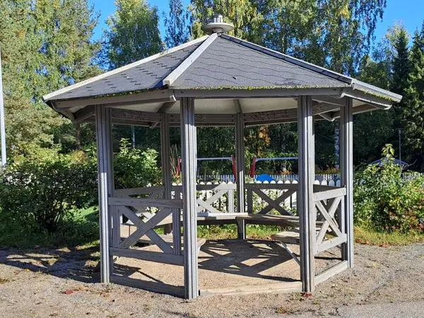 Leikkikentän seitsemänkulmainen puupaviljonki U13