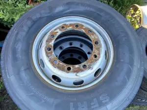 Vähän ajetut kuorma-auton kesärenkaat Volvo B10M -vantein