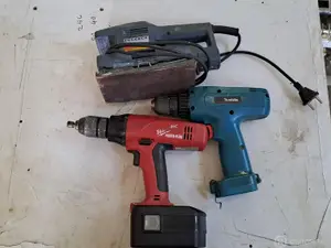 Sekalaista erä sähkötyökaluja. Milwaukee, Makita, Peugeot nro KH55