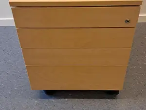 Laatikosto pyörillä (nro 123/48)