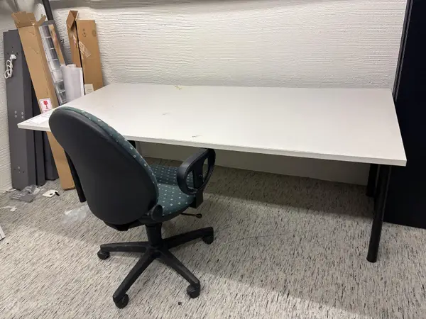 Työpöytä + työtuoli (nro 71) tila 5 511