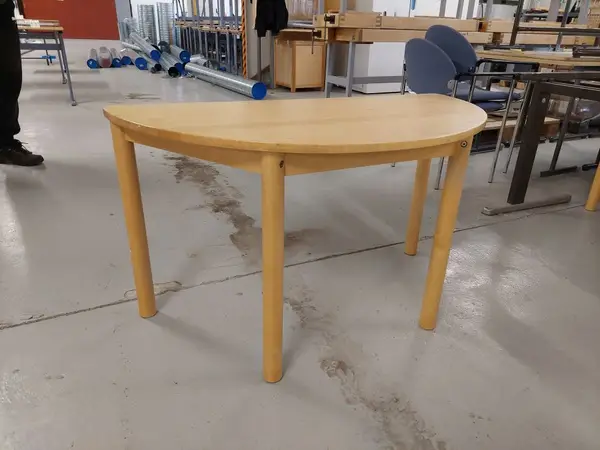 Puolipyöreä pöytä P 110cm, L 55cm, K 63 cm