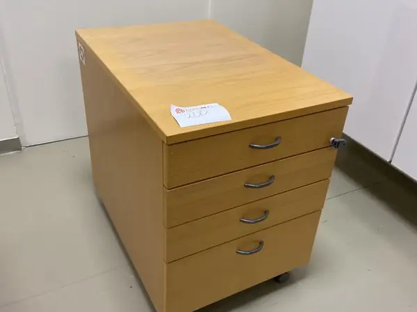 Laatikostot 2 kpl (nro 200) tila E2 Kipupoliklinikka 094