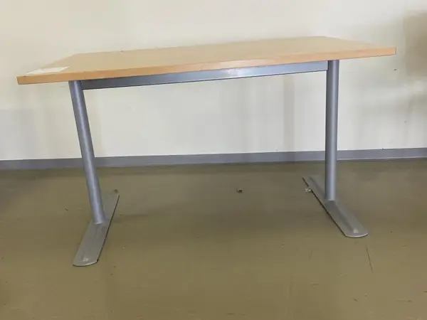 Pöytä (nro 15) tila E2 Aula Odotus