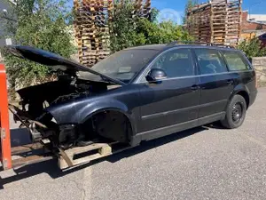 Myydään VARAOSIKSI/PURETTAVAKSI Volkswagen Passat 2004