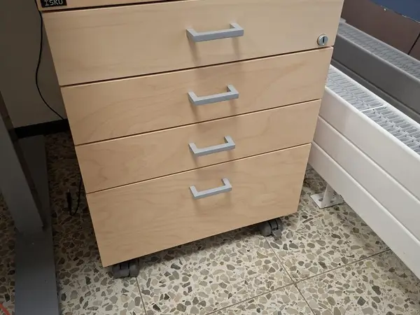 Pieni lipasto Isku