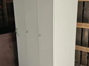 Metallinen pukukaappi