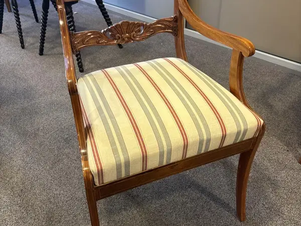 Biedermeier-tyylinen nojatuoli (nro 79) tila H Erä 4