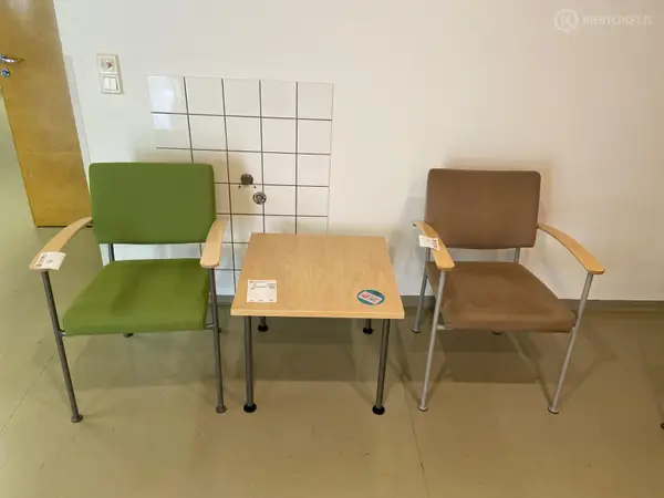 Sohvapöytä + tuolit 2 kpl (nro 70) tila E2 Kipupoliklinikka Odotus 6
