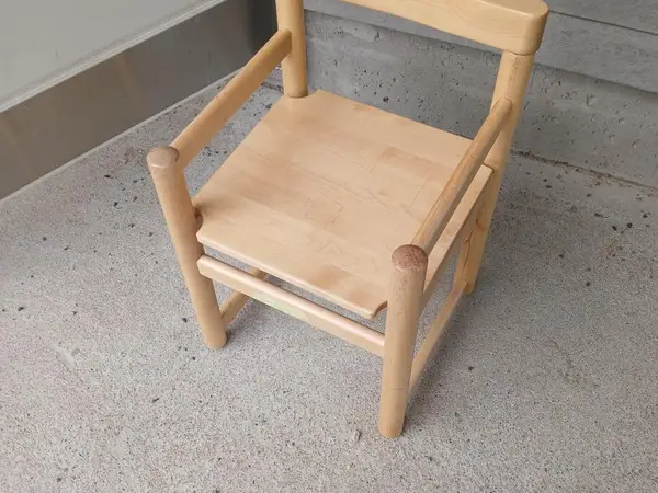 Käsinojallinen tuoli