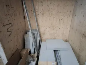Metallihyllyjärjestelmän osia
