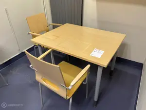 ISKU PÖYTÄ + TUOLIT 2kpl (nro 36) tila E2 Dialyysi 024