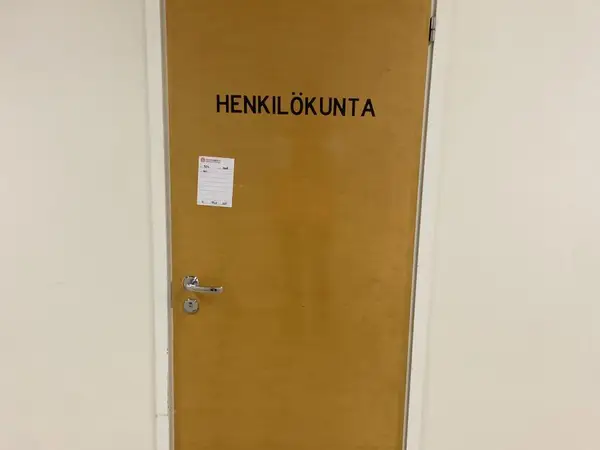 Ovi (nro 324) tila E2 Kipupoliklinikka 166B