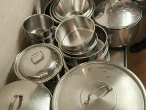 Setti erilaisia kattiloita ja valmistusastioita