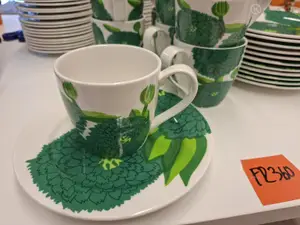 Iittala Marimekko Primavera tummanvihreät mukit ja kakkulautaset