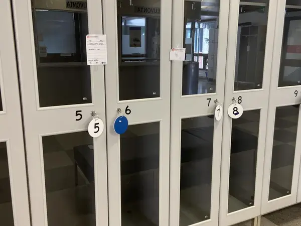 Pukukaapit 2 kpl (nro 40) tila E2 Aula Aula