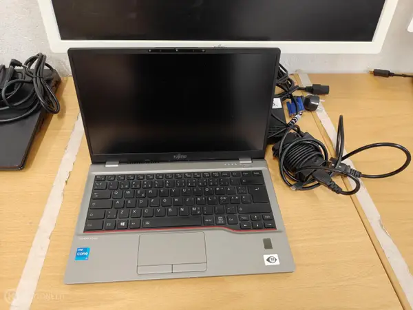 Fujitsu Lifebook U7411 kannettava tietokone + näyttö (nro 5.)
